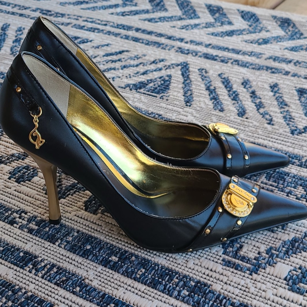 Baby Phat black pumps